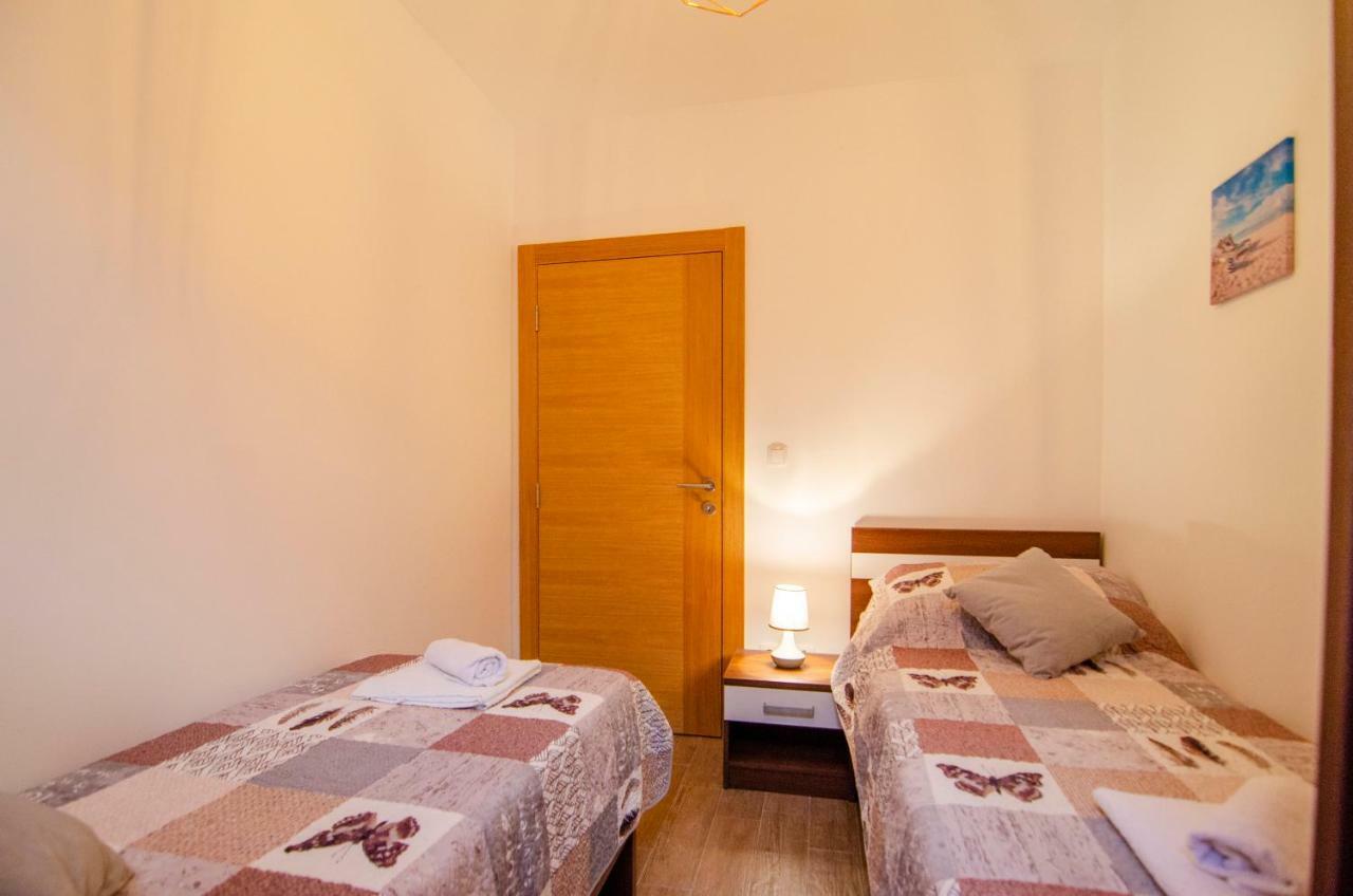Apartments Sara 4 볼 외부 사진